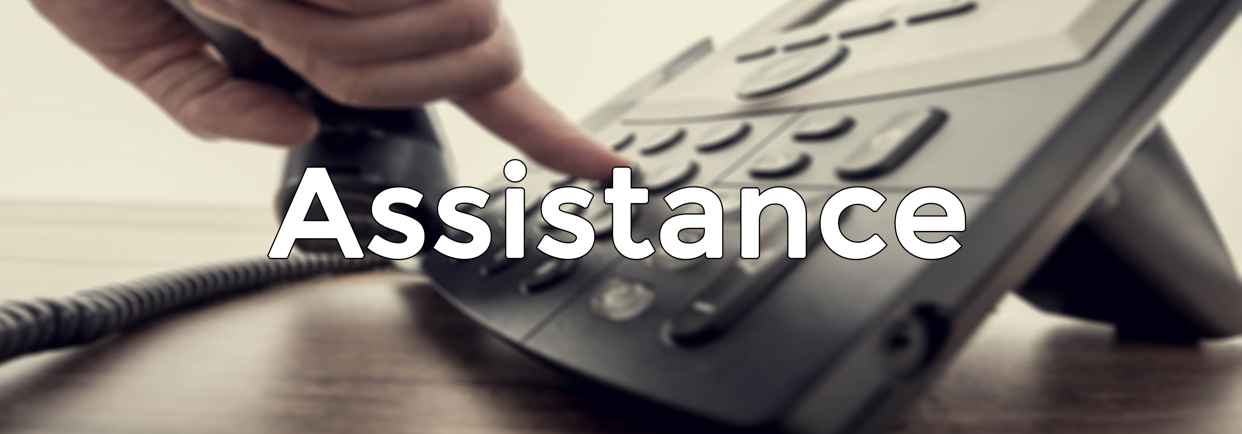 Main d'une personne appuyant sur un téléphone VoIP.
