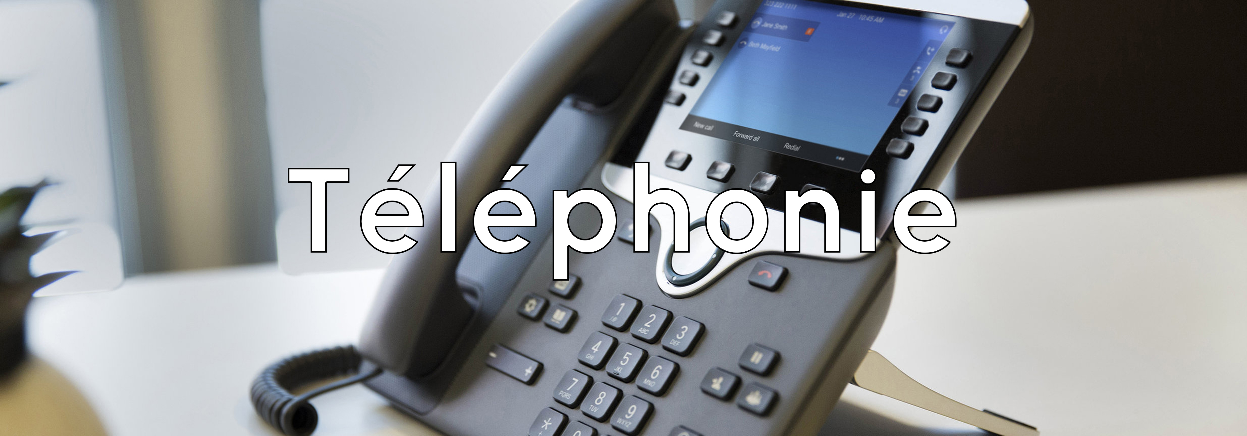 Main d'une personne appuyant sur un téléphone VoIP.